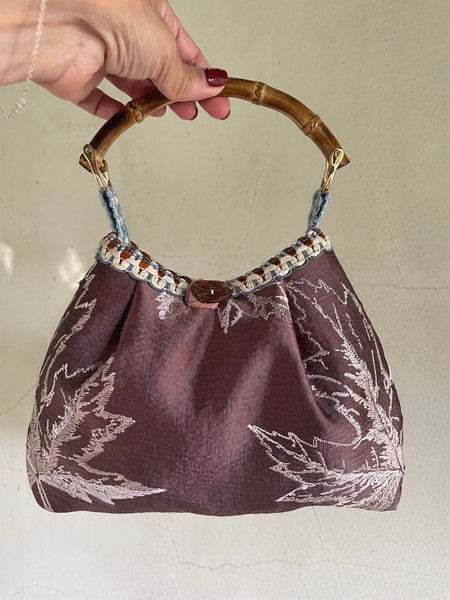 Borsa piccola in tessuto malva ricamato e manico avio (Copia)