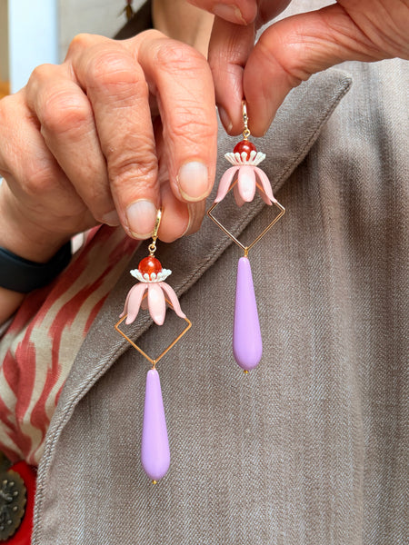 Orecchini con fiori, goccia e motivo geometrico