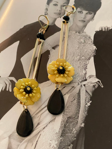 Orecchini rettangolo vuoto, fiore giallo e smalto
