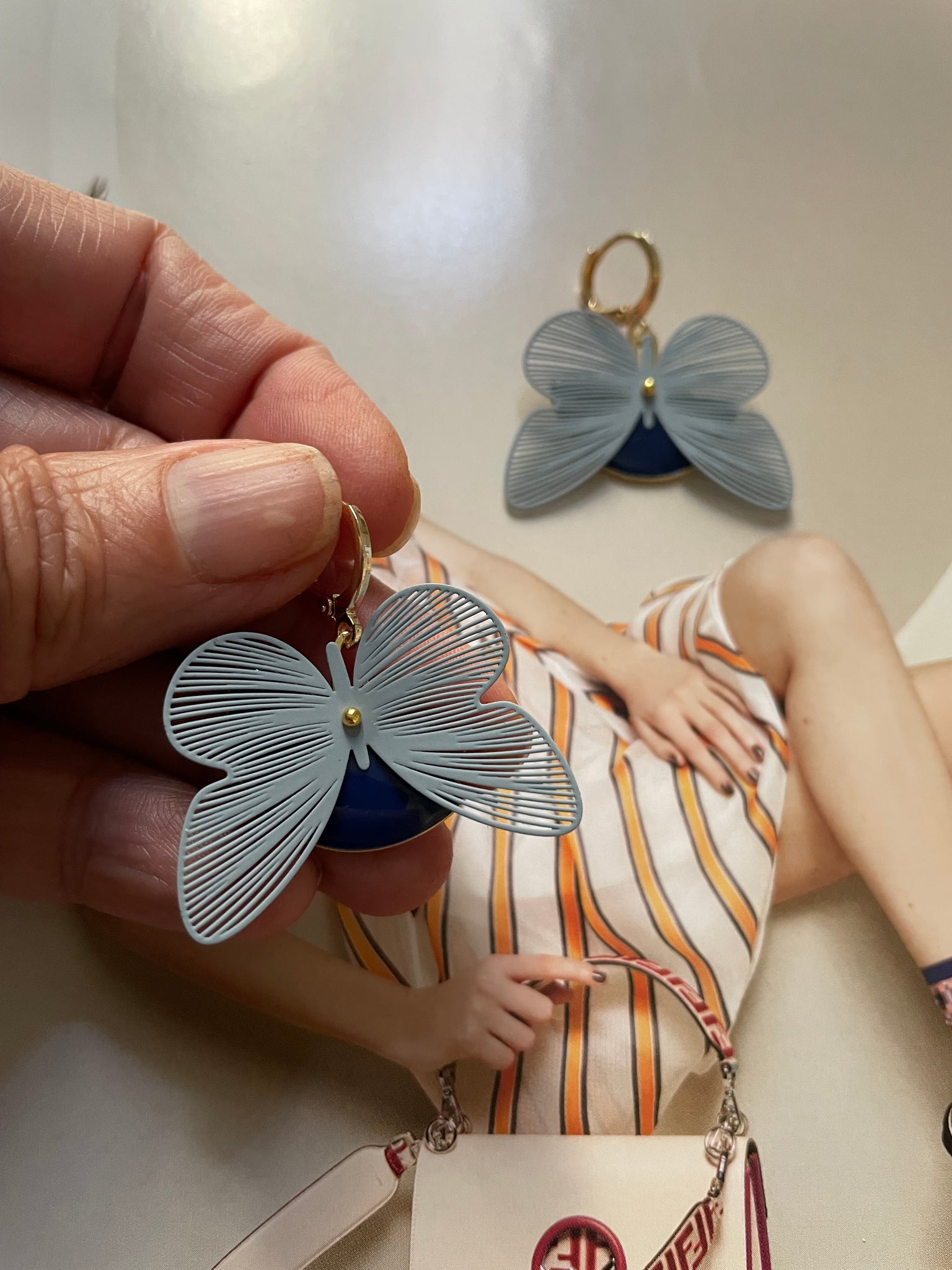 Orecchini mezzaluna blu e farfalla filigrana