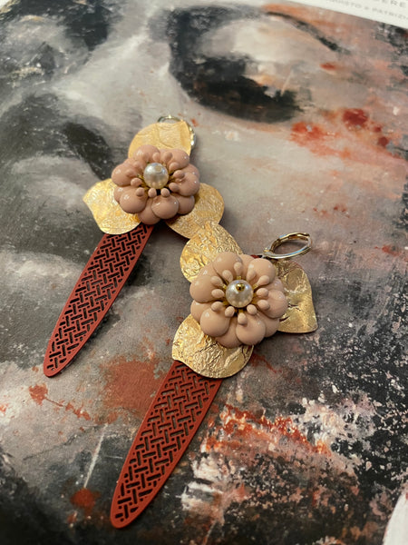 Orecchini ali lunghe rosse e fiori rosa