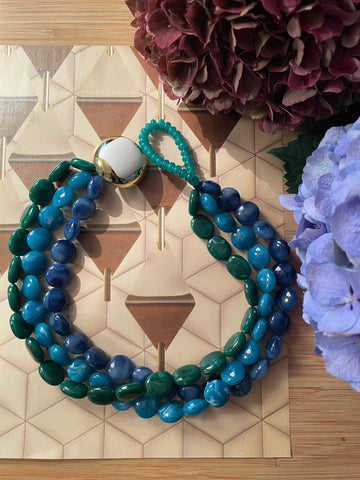 Collana in resina e bottone gioiello
