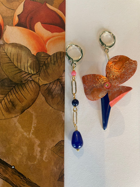 Gemelli diversi fiore piccolo in paillette arancio e triangolo blu