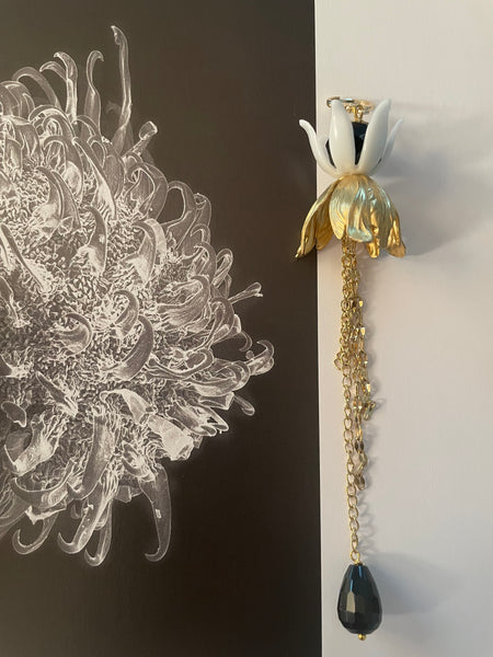 Mono orecchino lungo bianco, nero e oro