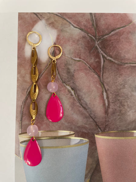 Gemelli diversi con catenina araba e goccia piatta in smalto fuxia