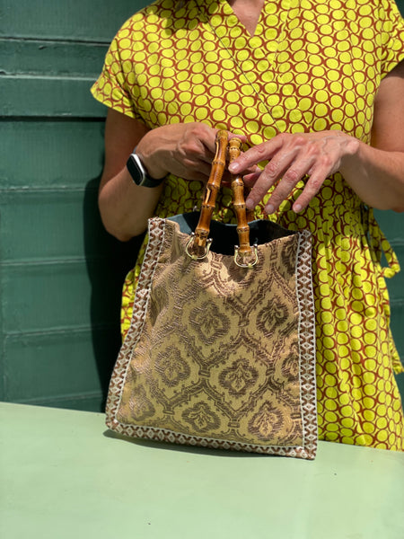 Borsa “contromano” ocra damascato e carta da zucchero
