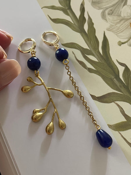 Gemelli diversi ramoscello e pietre blu