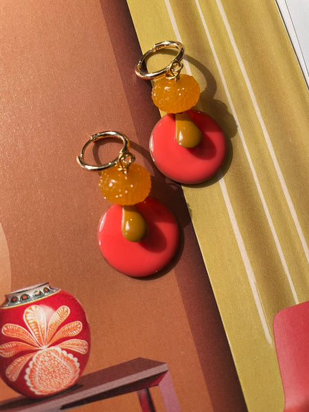 Orecchini piccoli con doppio smalto e caramella