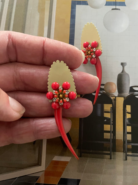 Orecchini fiore rosso e motivo smaltato a “virgola”