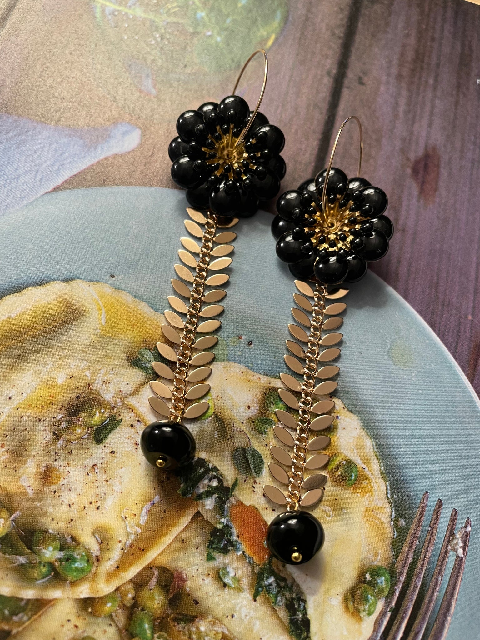 Orecchini con fiore grande nero e catena a foglie