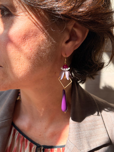 Orecchini con fiori, goccia e motivo geometrico