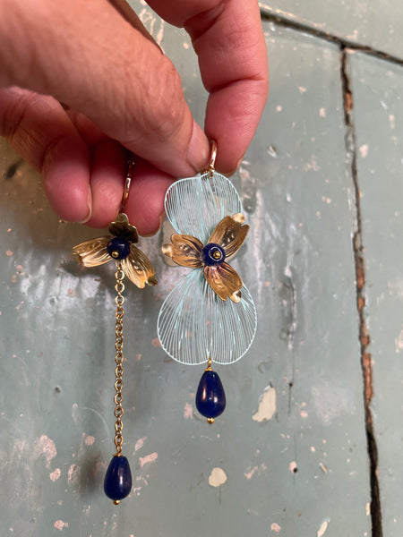 Gemelli diversi ali e fiori blu e azzurro