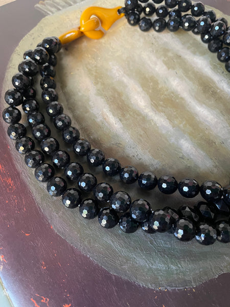 Collana Canapa in resina nera e fermaglio giallo