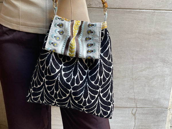 Borsa verticale in velluto bianco e nero con patella ricamata