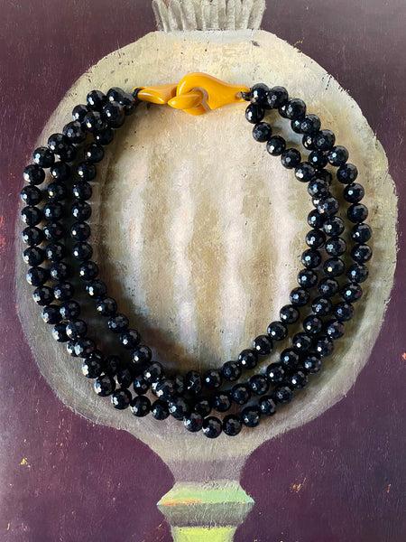 Collana Canapa in resina nera e fermaglio giallo