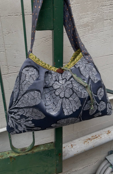 Borsa grande in tessuto blu fiorato e manico cravatta
