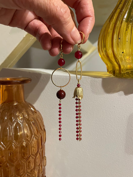 Gemelli diversi con rosarietto bordeaux, forme geometriche dorate e germoglio