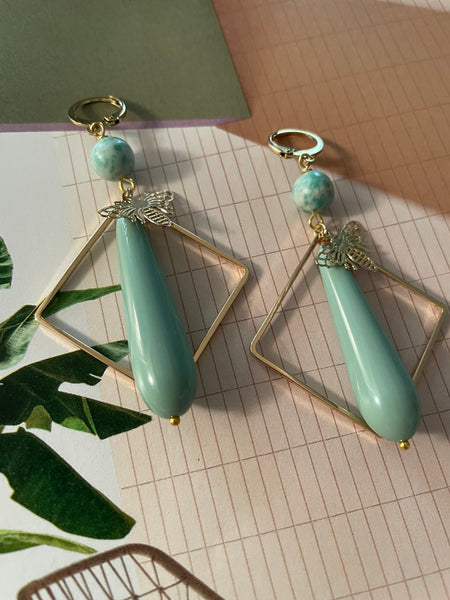 Orecchini goccia salvia con ape in filigrana