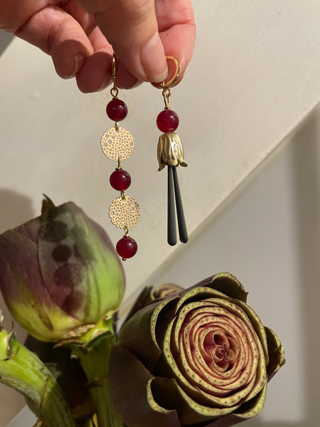 Gemelli diversi con bocciolo e gocce in smalto grigio