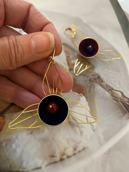 Gemelli diversi fiore etereo e smalto concavo