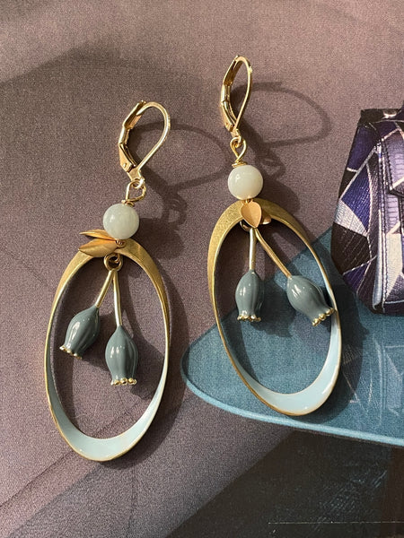 Orecchini ovali smaltati e mughetti