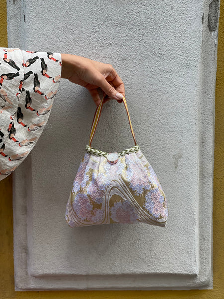 Borsetta fantasia rosa e oro con patella bianca e grigia