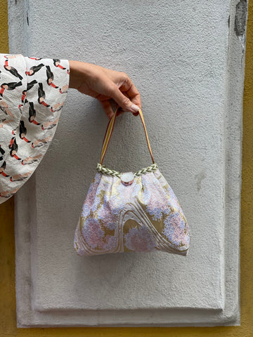 Borsetta fantasia rosa e oro con patella bianca e grigia