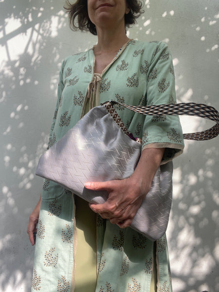 Borsa grande in tessuto grigio argento