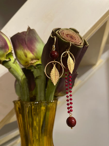 Gemelli diversi con rosarietto bordeaux, pietre e foglia