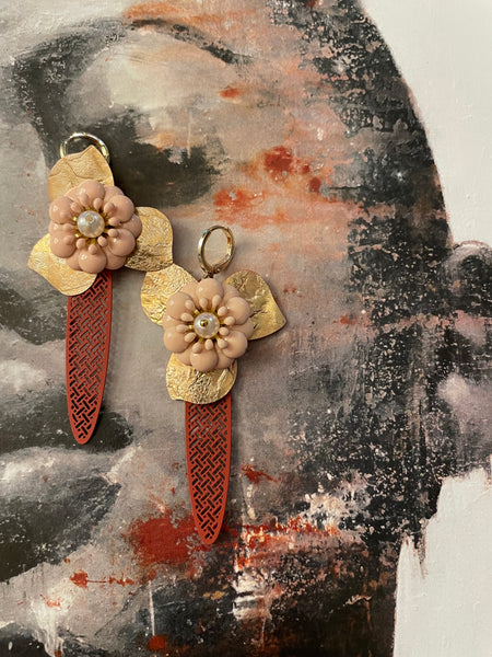 Orecchini ali lunghe rosse e fiori rosa