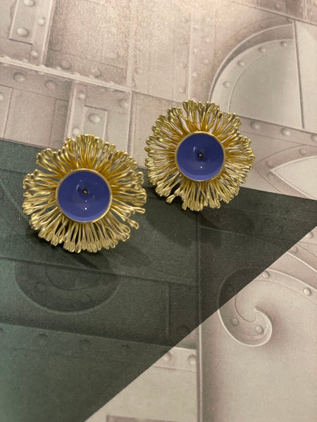 Orecchini a lobo crisantemo e smalto pervinca