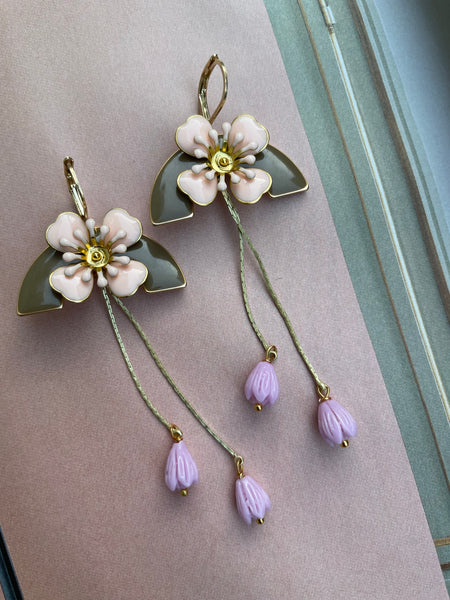 Orecchini piccolo fiore, arco in smalto e pistilli a fiore