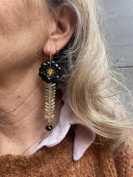Orecchini con fiore grande nero e catena a foglie
