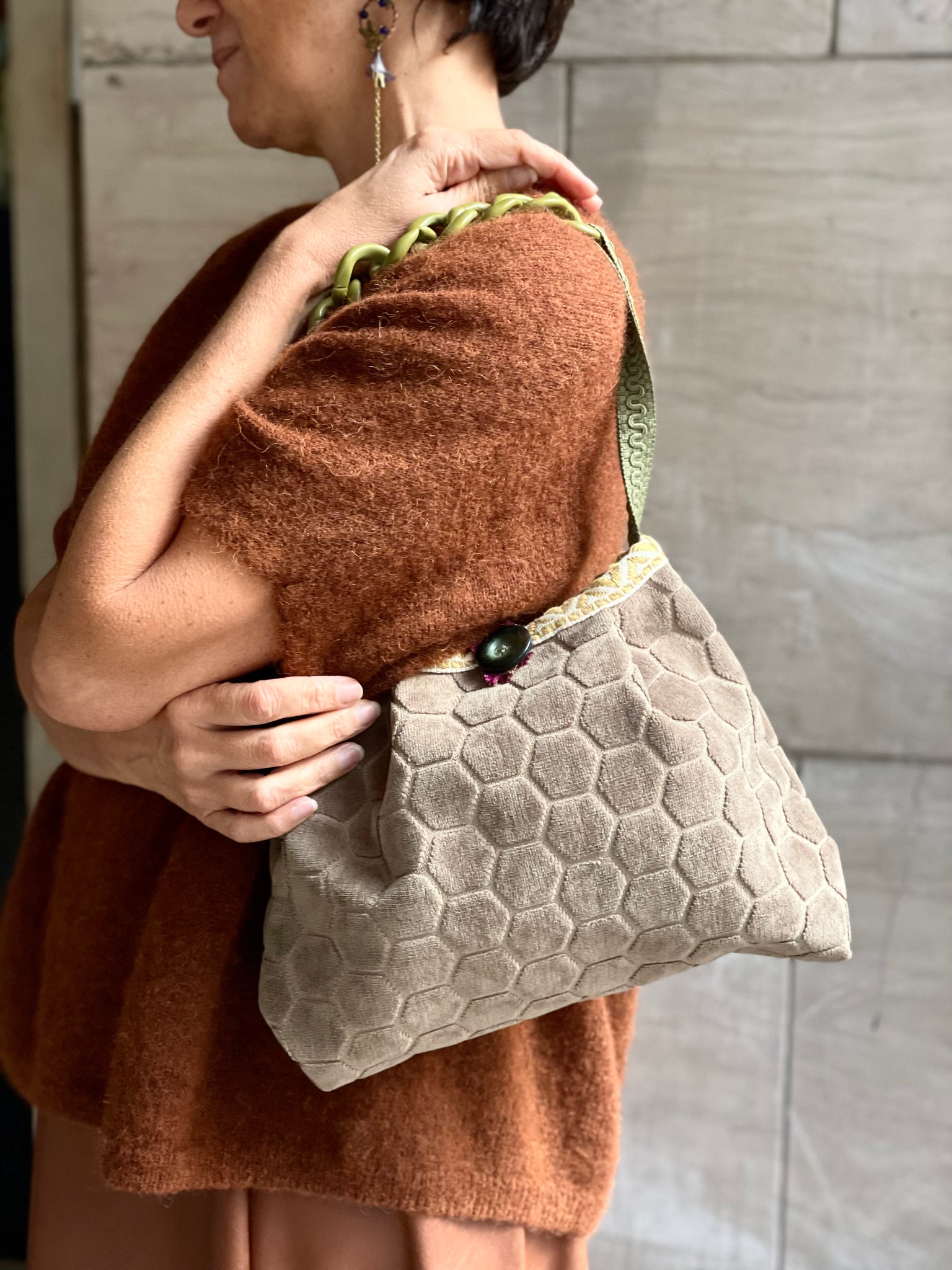 Borsa media in velluto geometrico grigio tortora