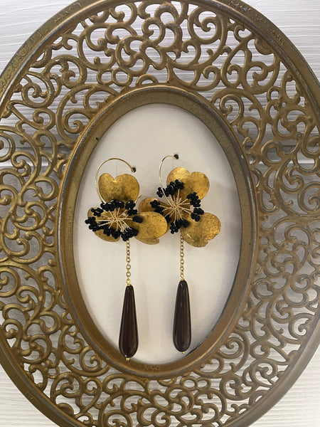 Orecchini con trifoglio di ottone martellato, fiore in conteria e goccia in resina
