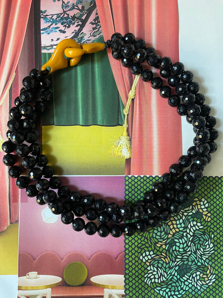 Collana Canapa in resina nera e fermaglio giallo