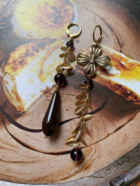 Gemelli diversi marroni con fiocco e foglioline