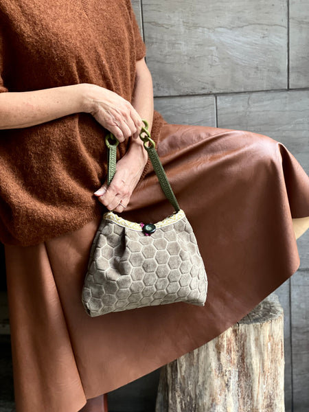 Borsa media in velluto geometrico grigio tortora