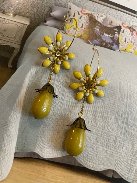 Orecchini fiore giallo tridimensionale e goccia