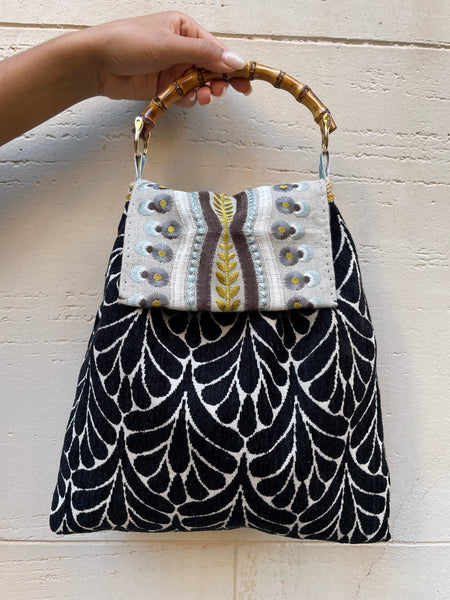 Borsa verticale in velluto bianco e nero con patella ricamata