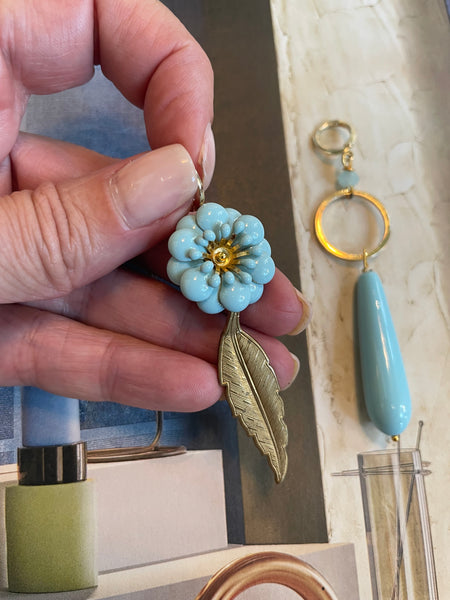 Gemelli diversi turchesi con fiore e foglia