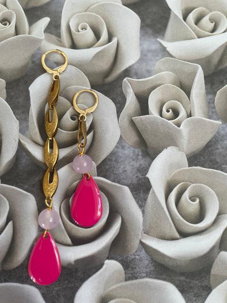 Gemelli diversi con catenina araba e goccia piatta in smalto fuxia