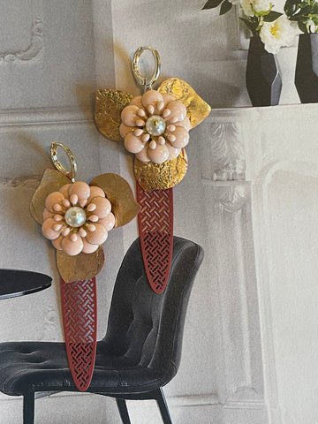 Orecchini ali lunghe rosse e fiori rosa