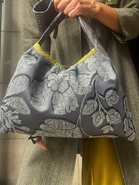 Borsa grande in tessuto blu fiorato e manico cravatta