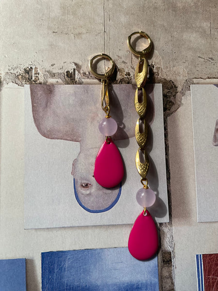 Gemelli diversi con catenina araba e goccia piatta in smalto fuxia