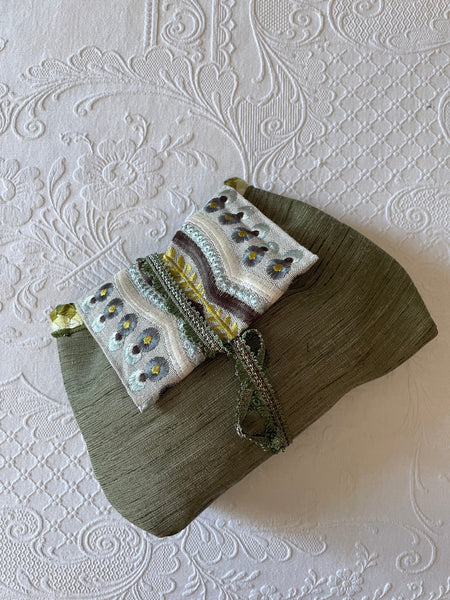 Pochette verde salvia con patella ricamata