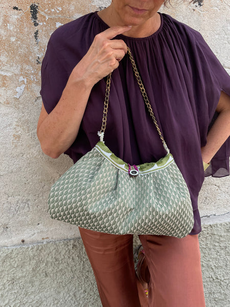 Borsa media in tessuto verde a disegni optical