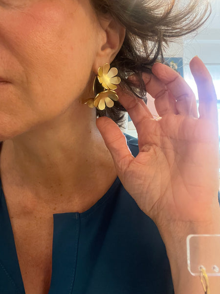 Orecchini cerchio di fiori dorati