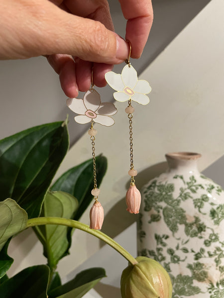 Orecchini fiore bianco smaltato e fiore sotto resina