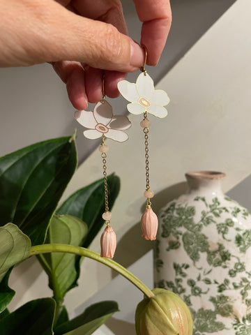 Orecchini fiore bianco smaltato e fiore sotto resina
